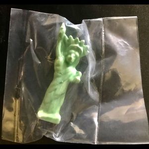 - Red Rose Wade Figurine Statue of Liberty